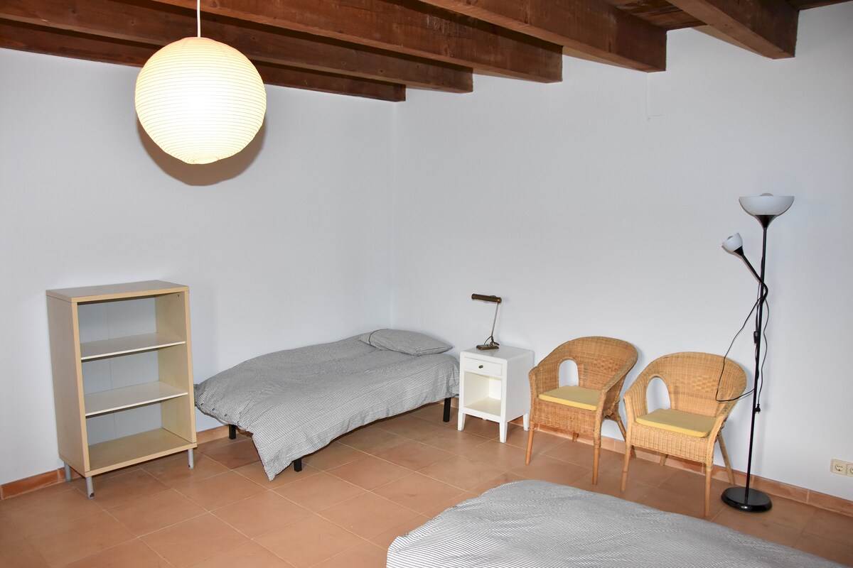 Rooms: Bedroom