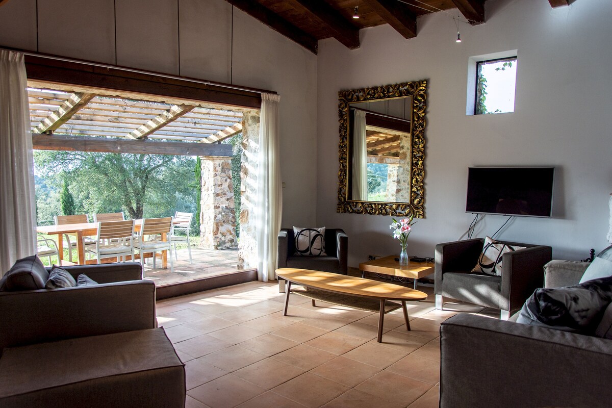 Rooms: Living area